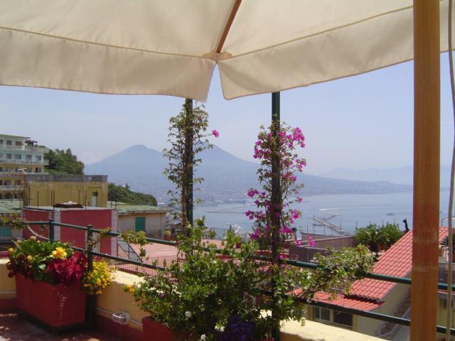 Una Terrazza Sul Golfo Napoli Bagian luar foto